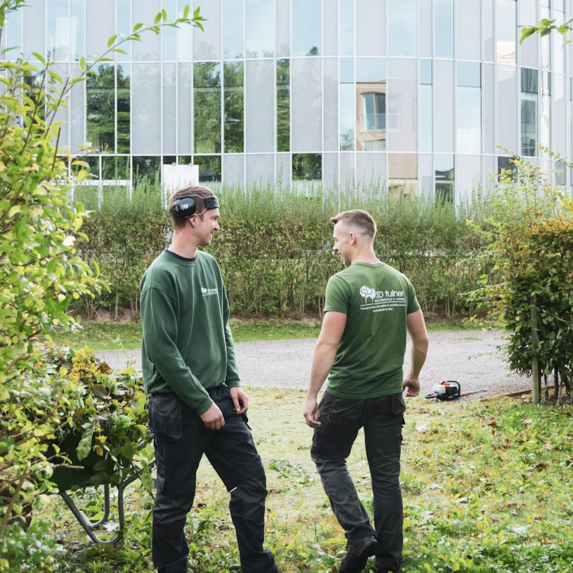 sd tuinen zoekt nieuwe collega Team van SD Tuinen in overleg op de werf