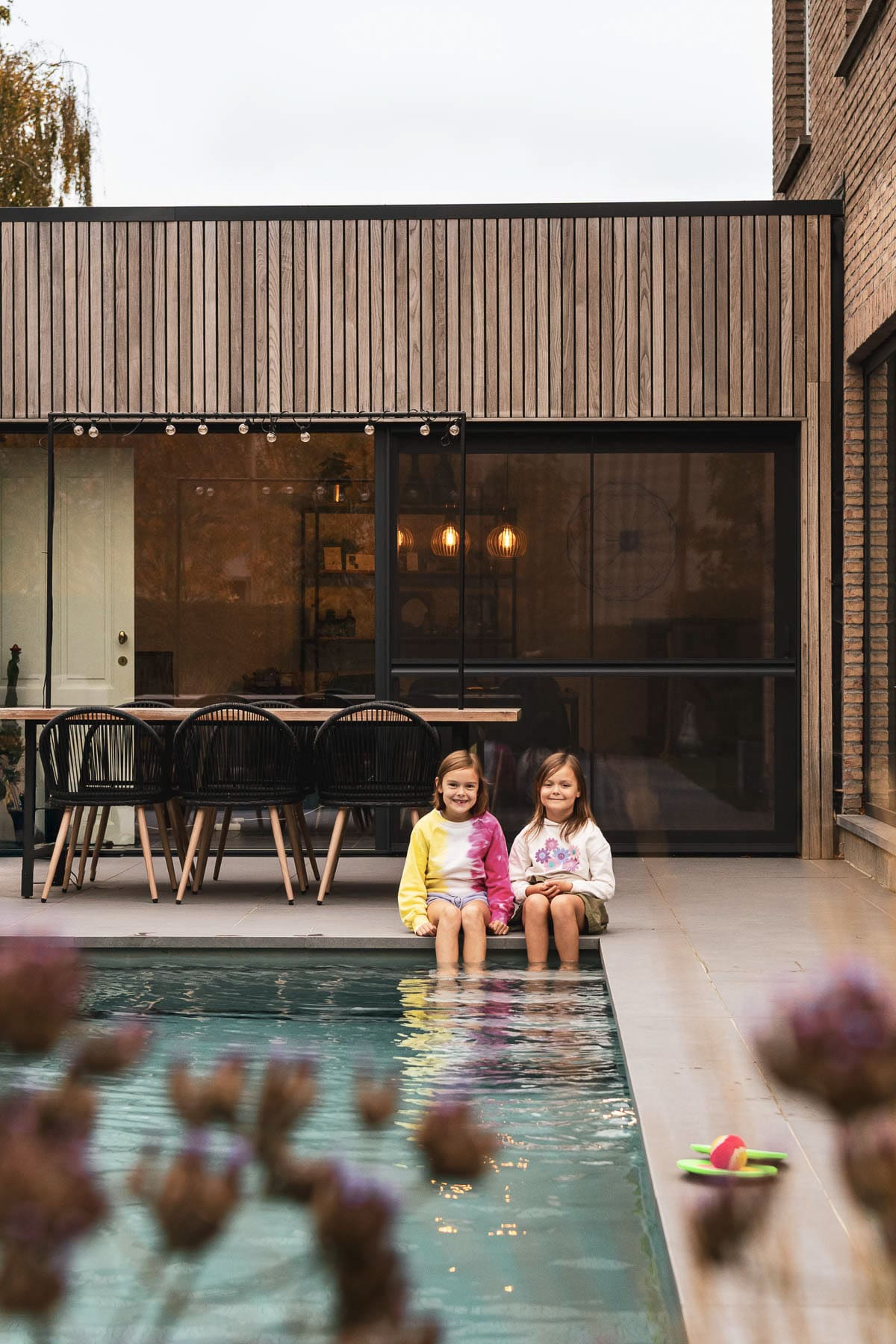 Poolhouse met eethoek en zicht op tuin